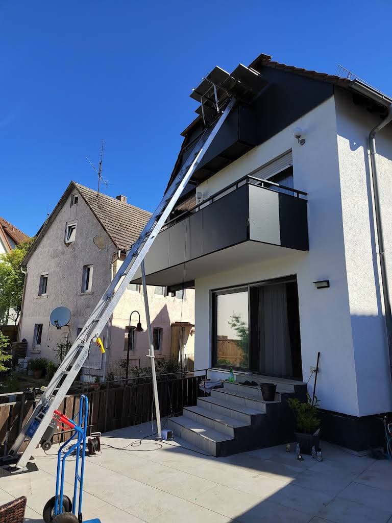 Möbelaufzug am Balkon eines Wohnhauses