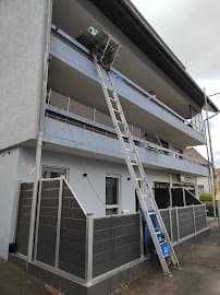 Möbelaufzug an einem Mehrfamilienhaus