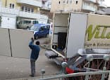 Mitarbeiter belädt den Umzugswagen